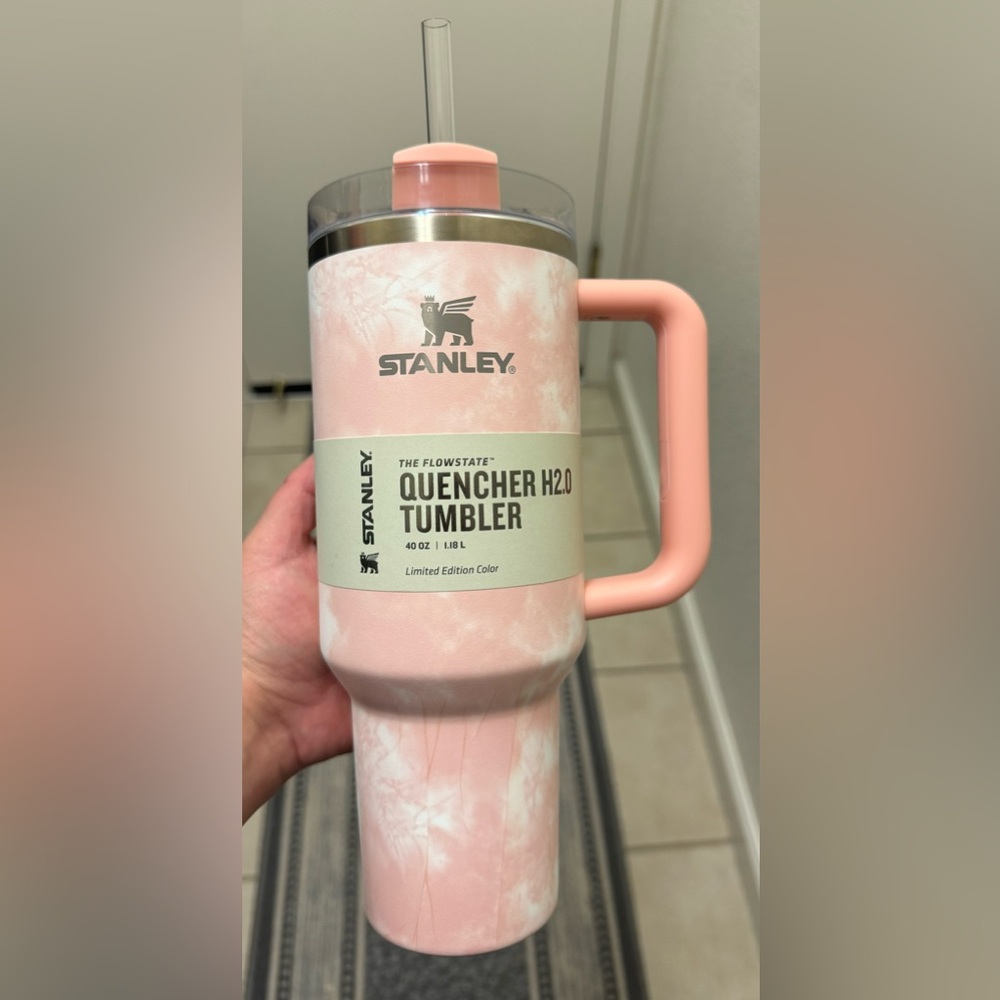 Stanley 40oz The FlowState Quencher H2.0 Tumbler : Peach Tie Dye